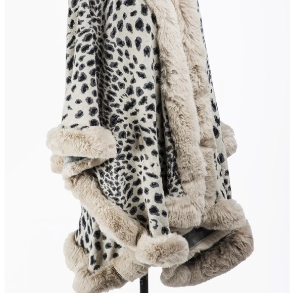 SAACHI Faux Fur Cheetah Patterned Cape Kimono - Picture 3 of 6
